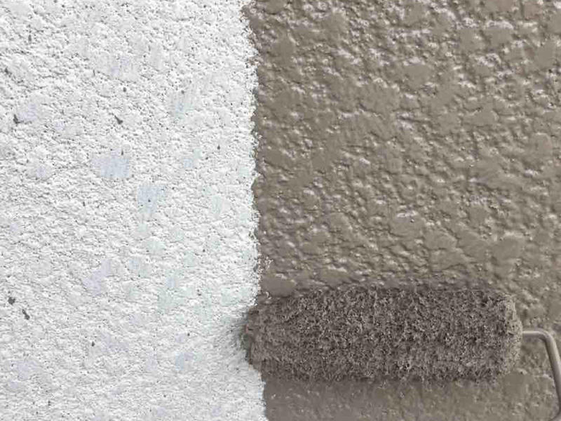 屋根・外壁リフォーム施工中　外壁塗装　中塗り　ガイソーウォールシリコン｜滋賀でリフォームするなら匠工房