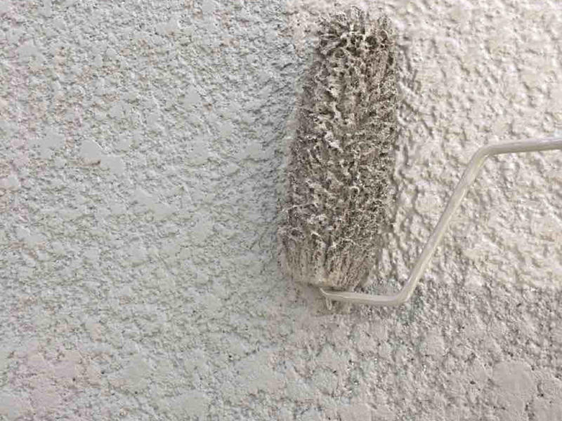 屋根・外壁リフォーム施工中　外壁塗装　上塗り　ガイソーウォールシリコン｜滋賀でリフォームするなら匠工房