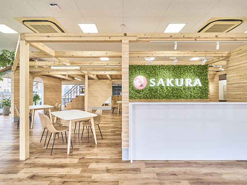 さくらペイント様　外装屋　来店されるお客様をお出迎えする為に、受付カウンターや店舗サインを分かりやすく配置｜滋賀や大阪で店舗リフォームなら匠工房