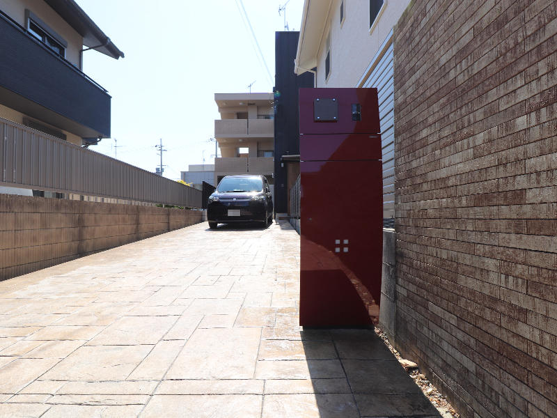 ゼロキューブ完成　赤色のポストは印象的｜滋賀で家を建てるなら匠工房