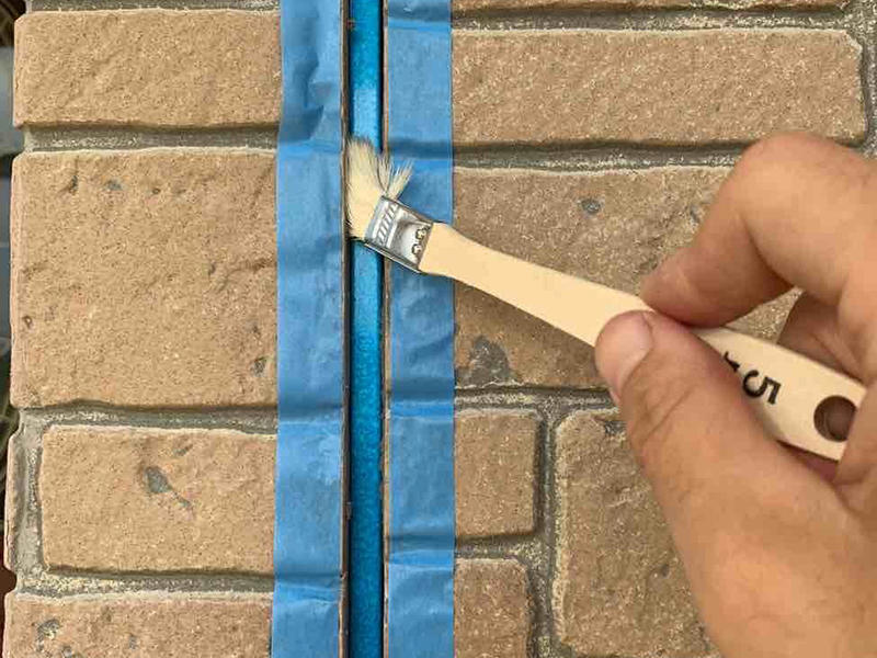 外壁塗装リフォーム施工中　コーキングプライマー｜滋賀でリフォームするなら匠工房