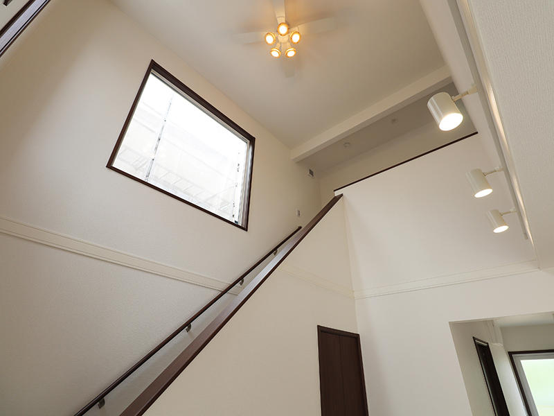 新築ゼロキューブ完成　吹き抜け階段｜滋賀で家を建てるなら匠工房