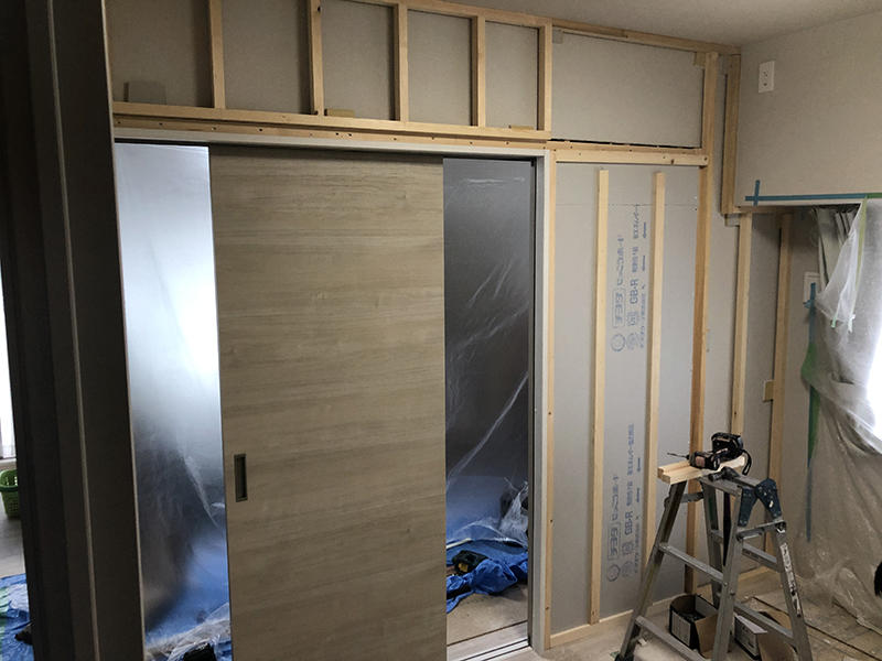 リビングリフォーム施工中　建具を取り付けます｜滋賀でリフォームするなら匠工房