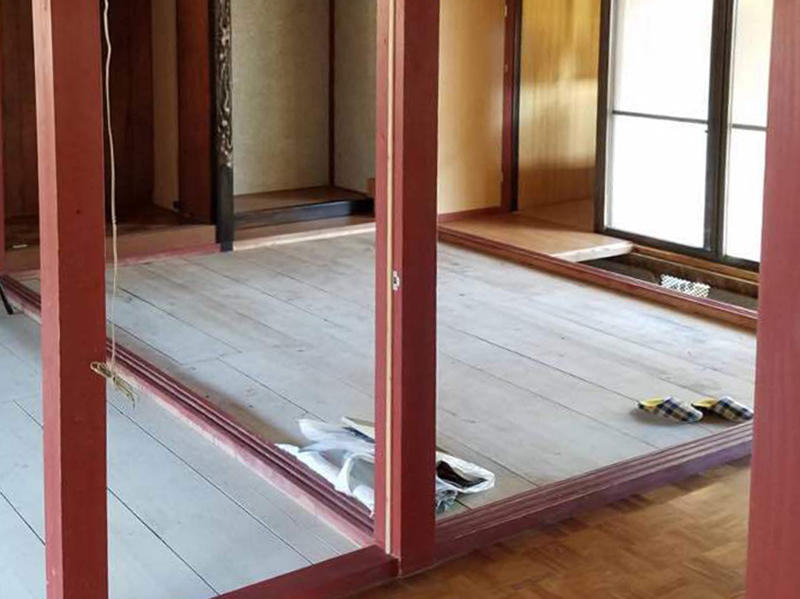 フローリングにするため和室の床下地を造作します