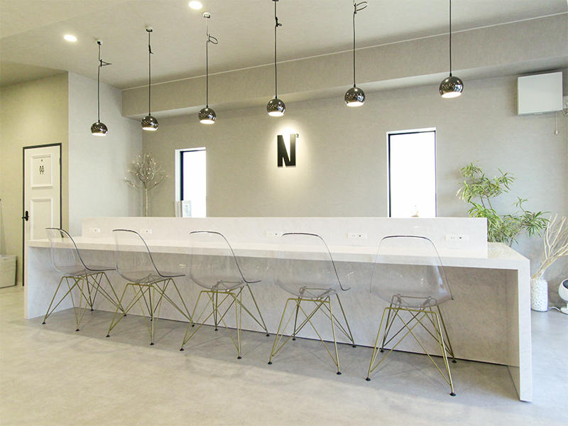 N²様飲食店　ビッグテーブル席は大理石調とクリア×ゴールドのチェアで上品に仕上げました｜滋賀や京都で店舗リフォームなら匠工房