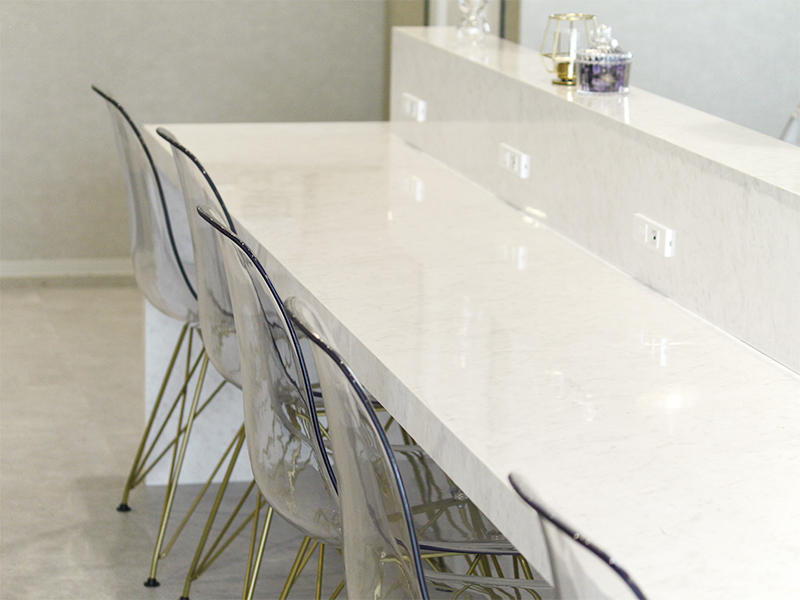 N²様飲食店　長時間楽しんで過ごしてもらえるように、各席には充電用コンセントとUSBポートを設置｜滋賀や京都で店舗リフォームなら匠工房