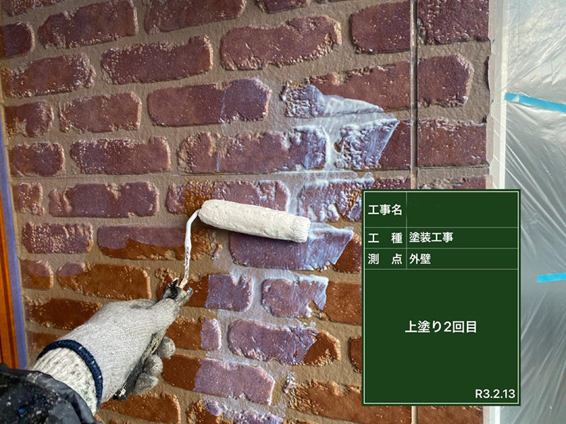 外壁塗装・屋根塗装リフォーム施工中　外壁　上塗り　ガイソー　ガイソーウォール無機Si｜滋賀でリフォームするなら匠工房