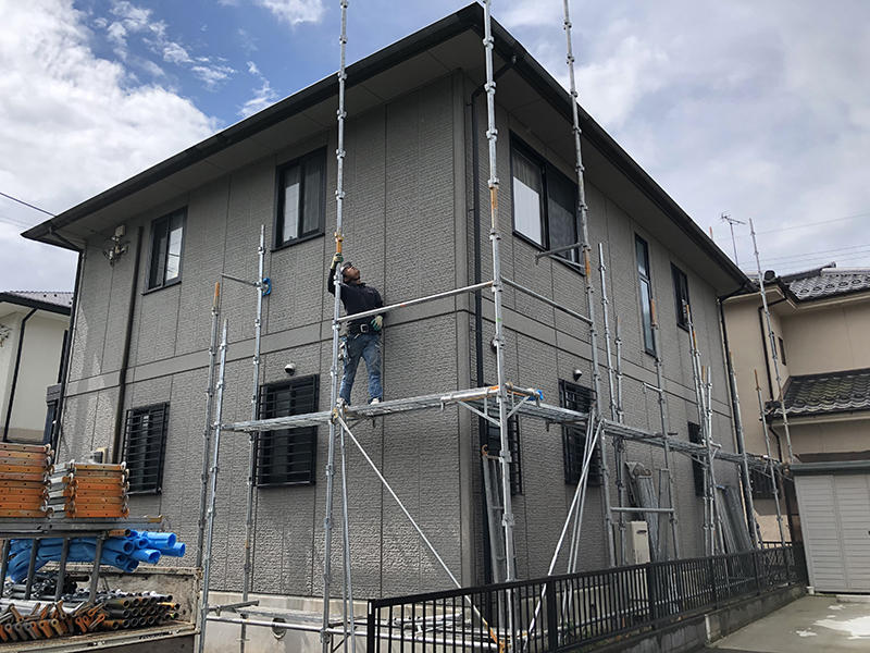 屋根リフォーム施工中　足場組立｜滋賀でリフォームするなら匠工房