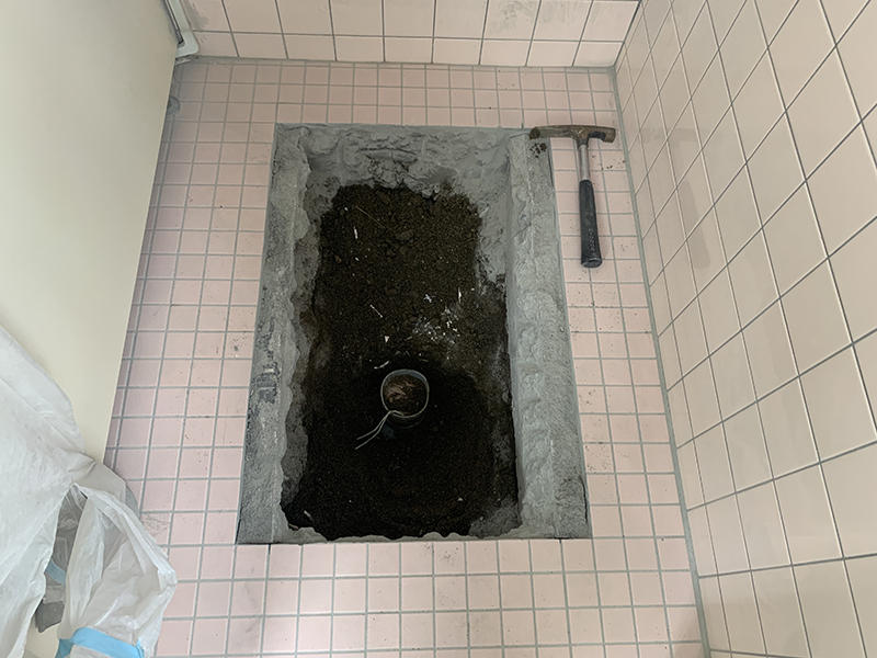 トイレリフォーム施工中　便器を解体します｜滋賀でリフォームするなら匠工房