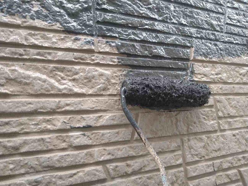 外壁・屋根塗装リフォーム施工中　外壁：中塗り　ガイソー　マイティシリコン｜滋賀でリフォームするなら匠工房