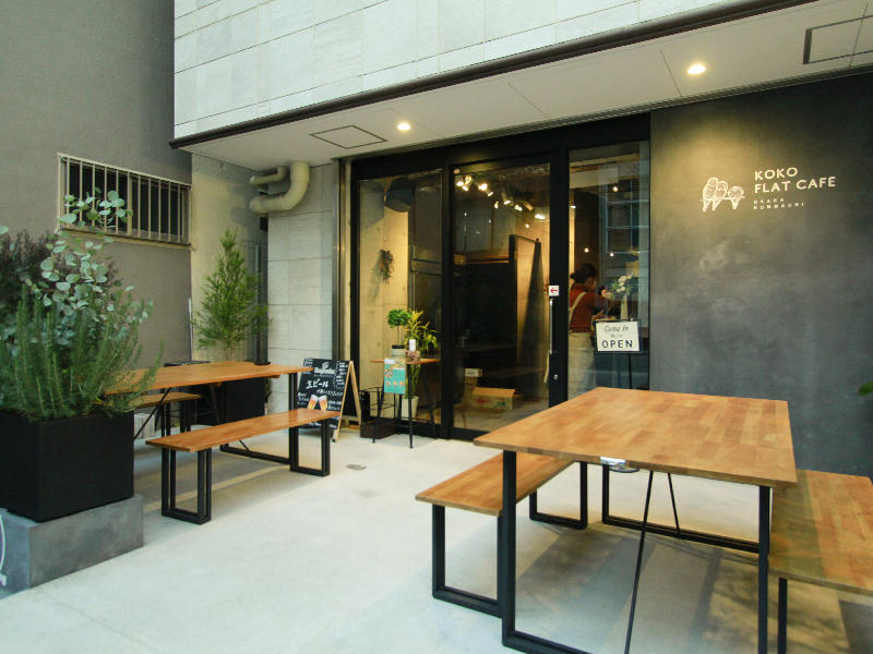 大阪府大阪市 kokoFLAT cafe Hommachi様飲食店　お外で気兼ねなくゆっくりとできます｜滋賀や大阪で店舗リフォームなら匠工房