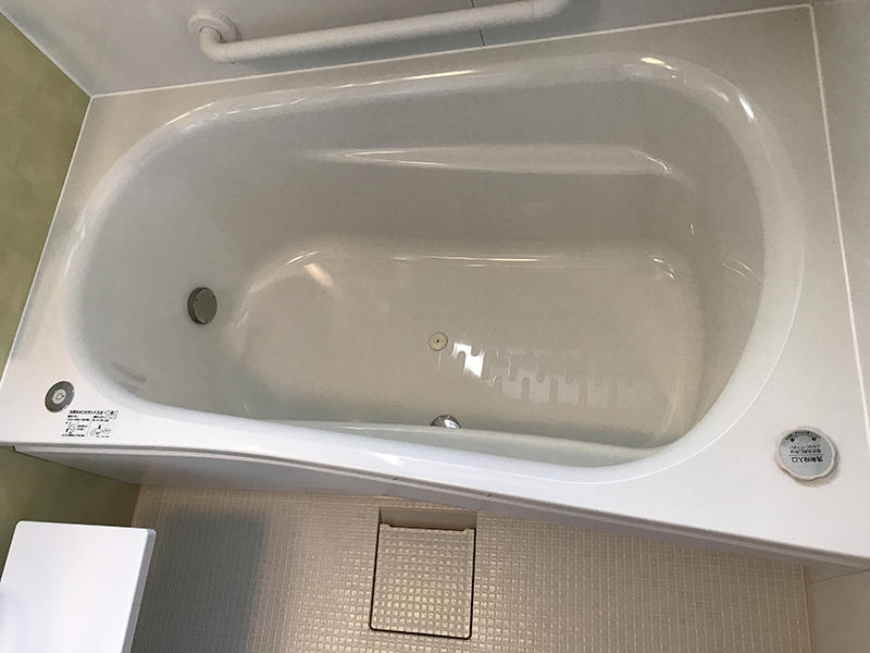 おそうじ浴槽が付いているので、かがんで浴槽を掃除しなくても大丈夫です！.JPG