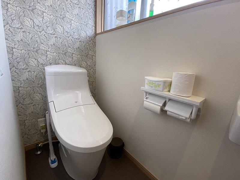 アクセントクロスが映えるトイレへ