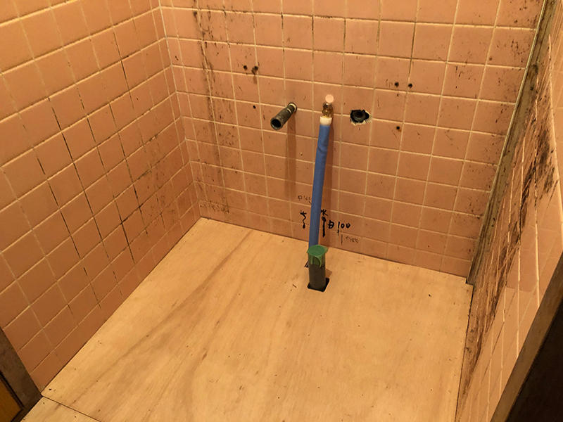 洗面台リフォーム施工中　配管を移設します｜滋賀でリフォームするなら匠工房