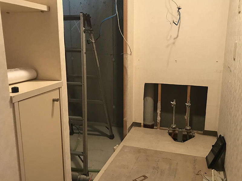 マンションリフォーム施工中　お風呂・洗面台を撤去｜滋賀でリフォームするなら匠工房