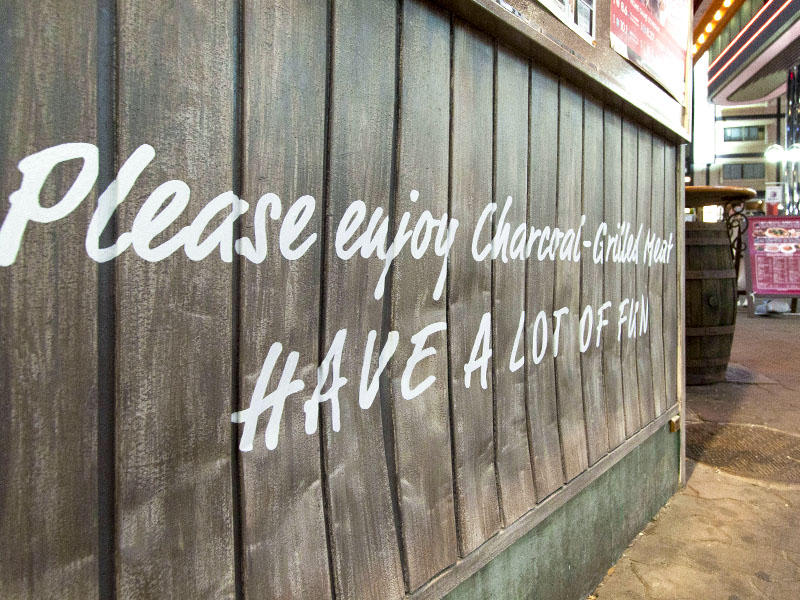 大阪府大阪市 梅田ワイン酒場 バルミチェ様 飲食店 既存のサイディングが少しへこみがあったため、木目とサインを手書きで解決しました|滋賀や大阪で店舗リフォームなら匠工房