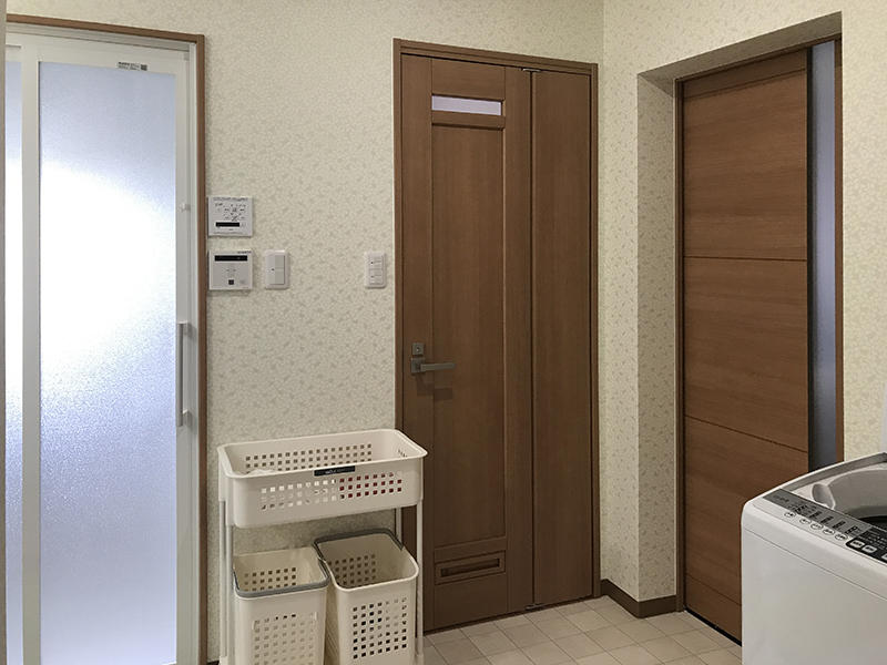 寝室・キッチンから行き来できる脱衣場.JPG