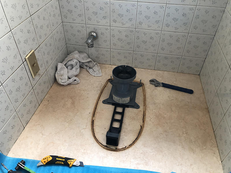 トイレリフォーム施工中　フランジをつけていきます｜滋賀でリフォームするなら匠工房
