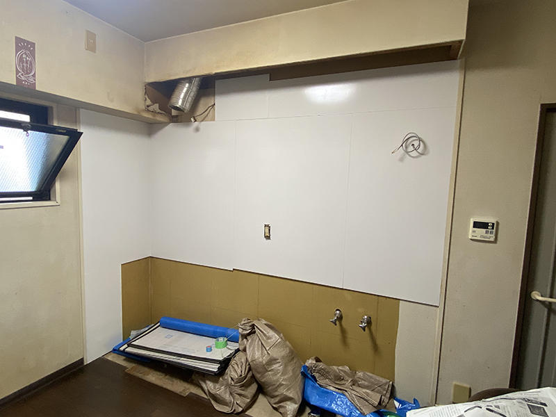 キッチンリフォーム施工中　キッチンと吊り戸棚を撤去｜滋賀でリフォームするなら匠工房