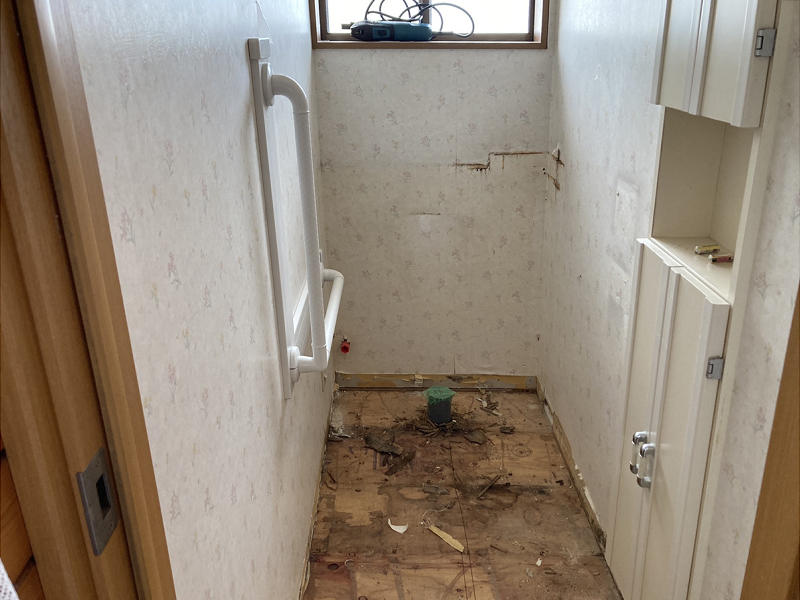 トイレリフォーム施工中　床を解体します｜滋賀でリフォームするなら匠工房