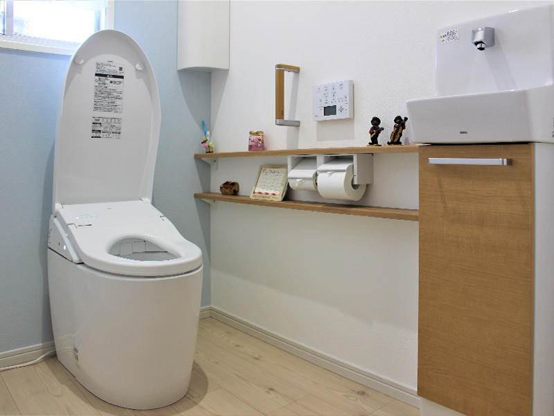 トイレはアクセントクロスでかわいらしく