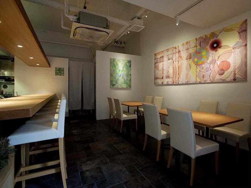 割烹＆ART うら郷様　飲食店　角度を変えてスポット照明あてることで、絵が浮き上がるように｜滋賀や大阪で店舗リフォームなら匠工房