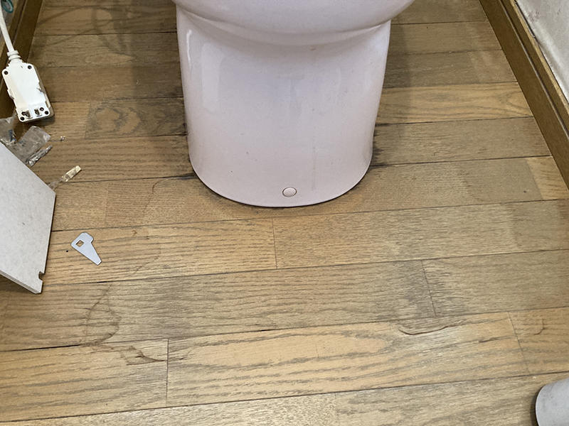 トイレリフォーム施工前　床の腐食｜滋賀でリフォームするなら匠工房