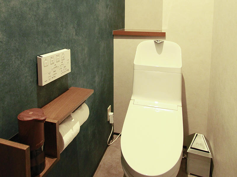 優好美容室様　内装の雰囲気は崩さず、イメージカラーや素材感を意識することで 動きのあるトイレデザインになりました｜滋賀や京都で店舗リフォームなら匠工房