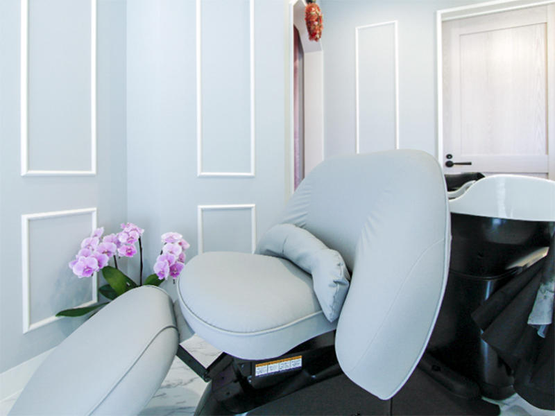 C'est chouette様美容室 ふわふわチェアで最大限にリラックスできるシャンプーエリア|滋賀や京都で開業するなら匠工房