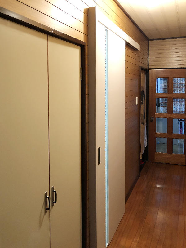 トイレドアはアウトセットにして引き戸に変更