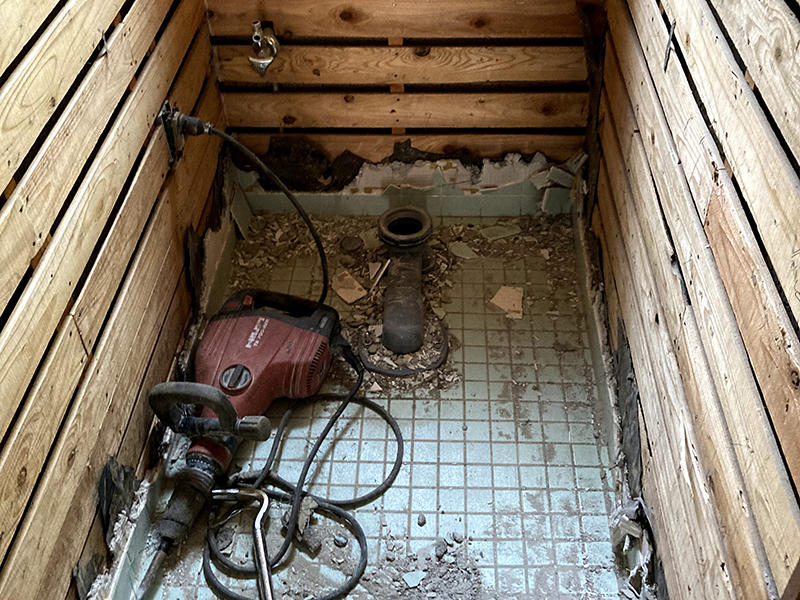 トイレリフォーム施工中　トイレの床・壁を解体します｜滋賀でリフォームするなら匠工房