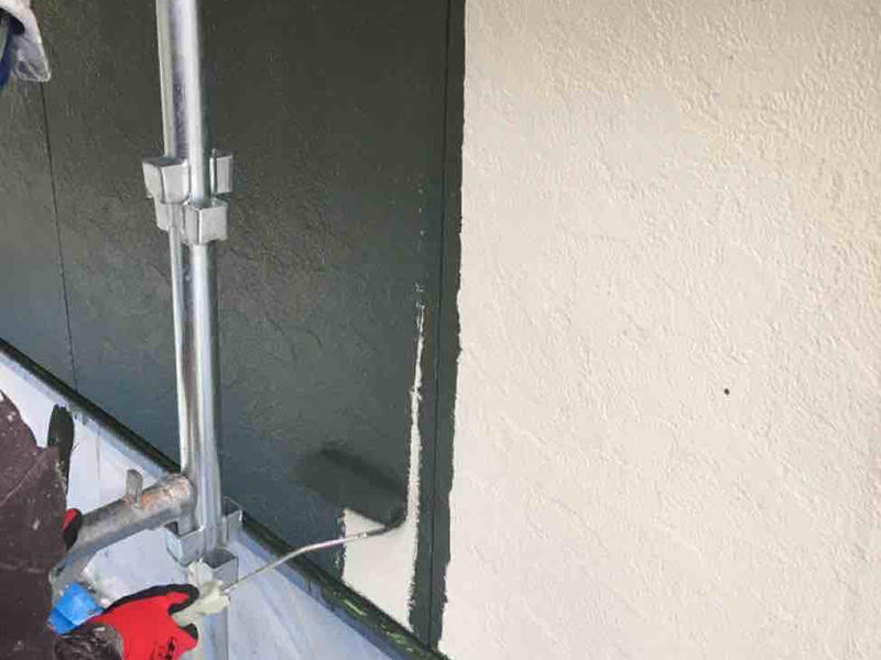 外壁塗装リフォーム施工中　外壁：中塗り　SK化研　セラミシリコン｜滋賀でリフォームするなら匠工房