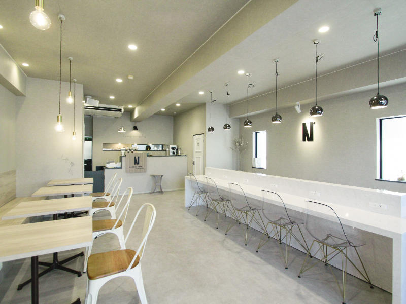 N²様飲食店　客席は木目調と石目調で分け、異素材で雰囲気を変えつつも同色系の色味で店内のバランスを取りました｜滋賀や京都で店舗リフォームなら匠工房