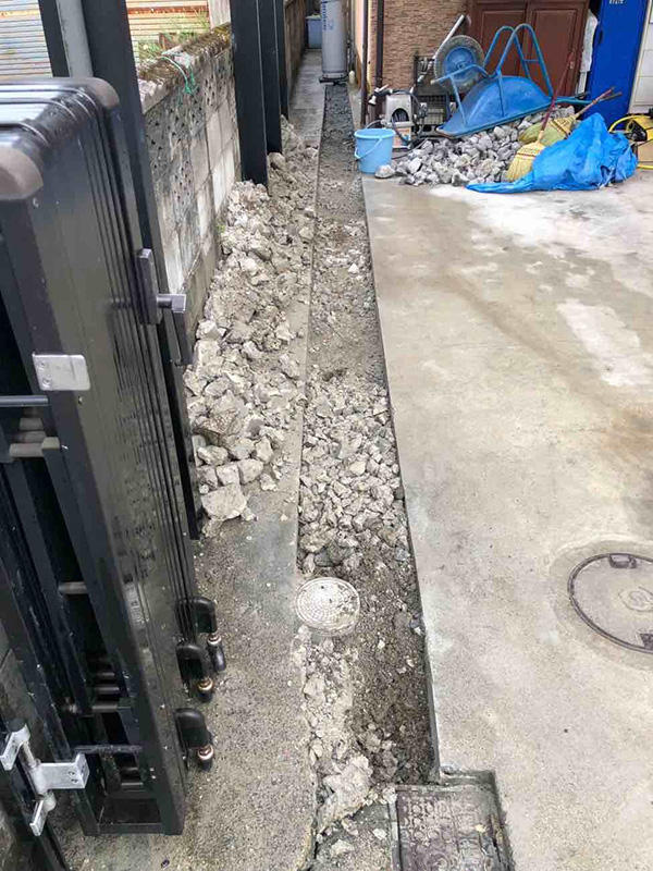給水管の埋まっている箇所のコンクリートを割ります.JPG
