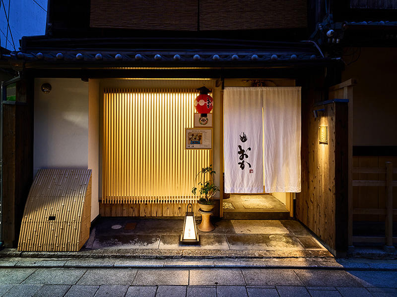 京都市 祇園肉料理おか様　【夜】灯りが優しくこぼれるような照明計画をしています<br>全体的な明るさと部分的な明るさを使い分けることで、表情豊かに仕上げています｜滋賀や大阪で店舗リフォームなら匠工房