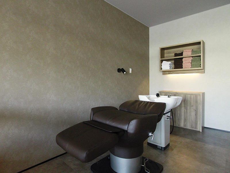 優好美容室様　カラーバランスと素材感にこだわり、落ち着きのあるシャンプースペースへ｜滋賀や京都で店舗リフォームなら匠工房