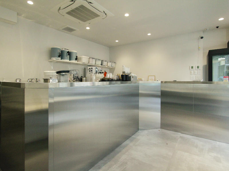 MARUMARU 雲の茶 四条烏丸店様飲食店　カウンターはステンレス素材に。仕上げの素材として使うことで異空間をつくり出しました｜滋賀や京都で店舗リフォームなら匠工房