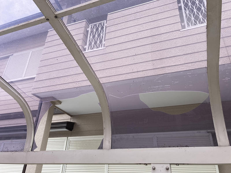 雪害リフォーム施工前　パネルの割れ｜滋賀でリフォームするなら匠工房