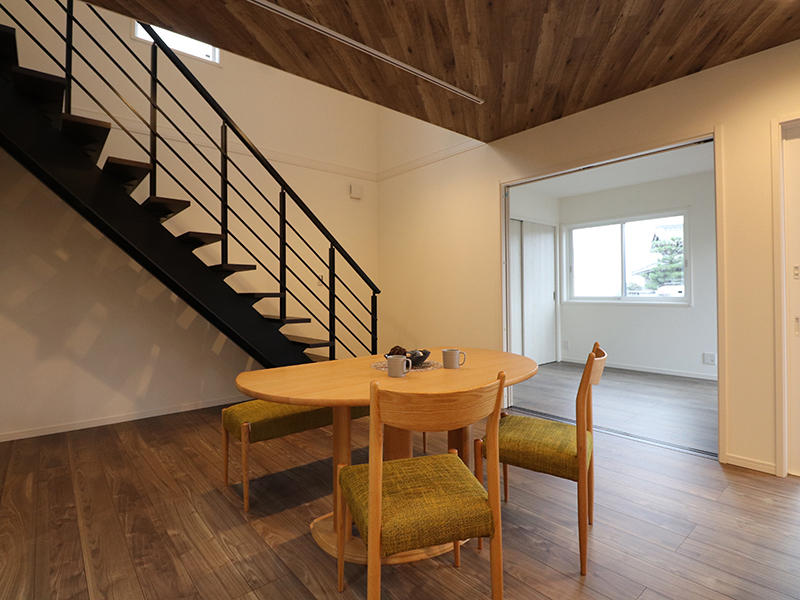 ゼロキューブ新築完成　ダイニング階段｜滋賀で家を建てるなら匠工房