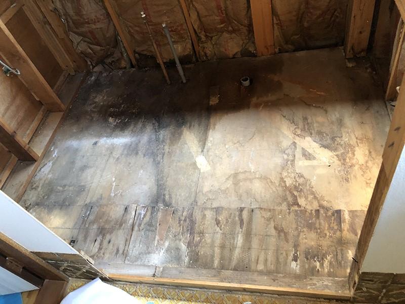 お風呂リフォーム施工中　床下地を解体｜滋賀でリフォームするなら匠工房