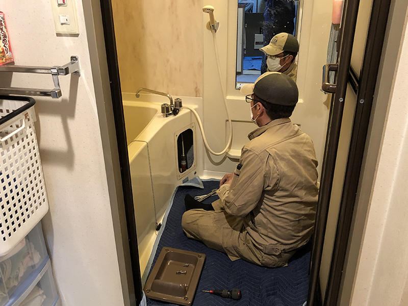 浴室水栓リフォーム施工中　お風呂の水栓も取り替えます｜滋賀でリフォームするなら匠工房