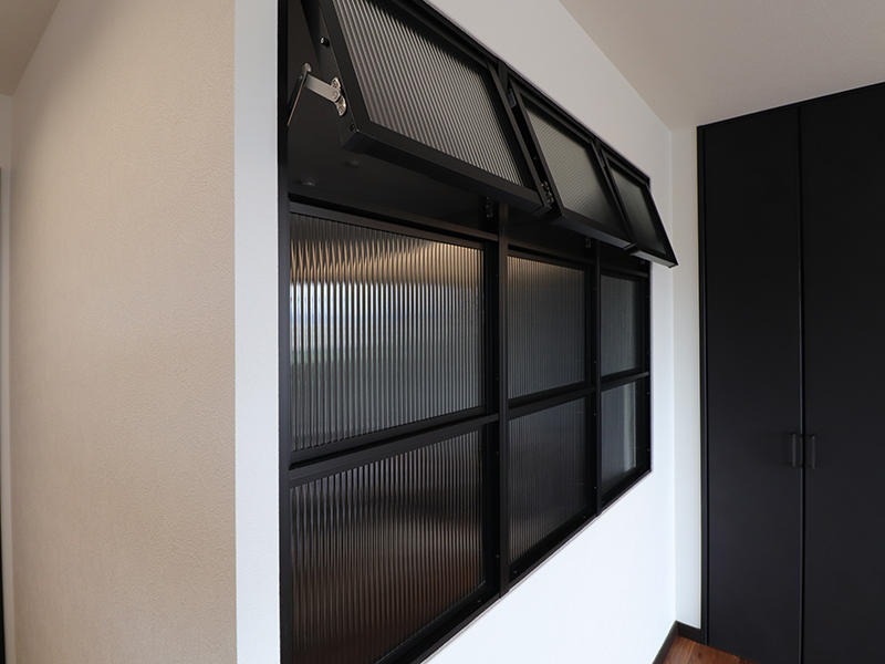 部屋の内側にリクシルのデコマドを設置