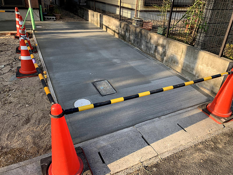 コンクリートを打設して、駐車スペースへ