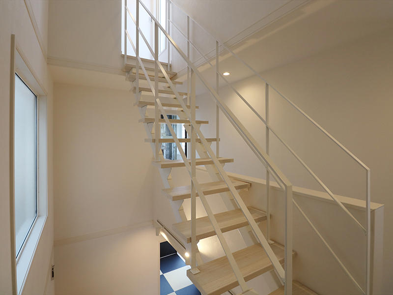 ゼロキューブ完成　屋上へつづく階段｜滋賀で家を建てるなら匠工房