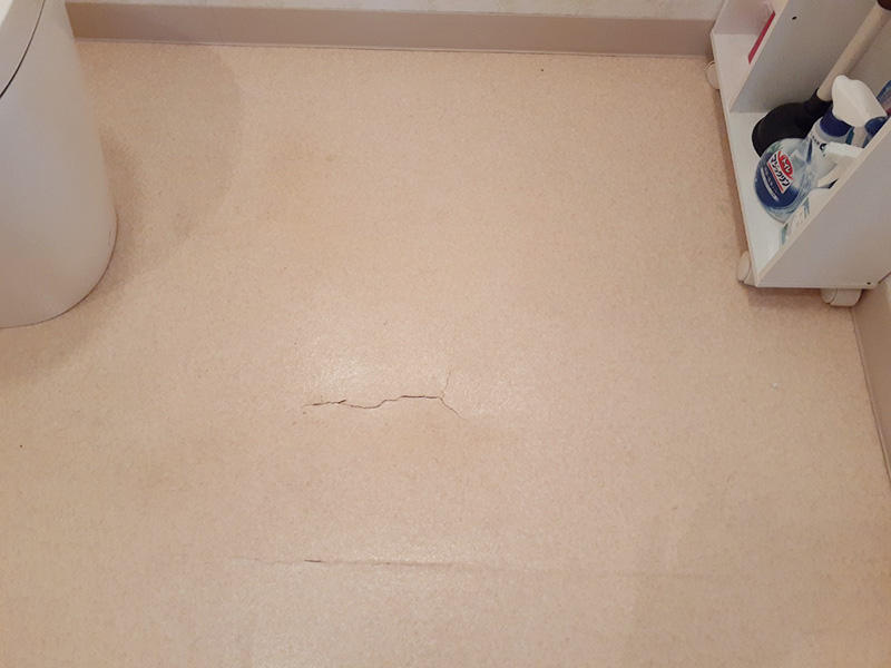 トイレリフォーム施工前　床の割れ｜滋賀でリフォームするなら匠工房