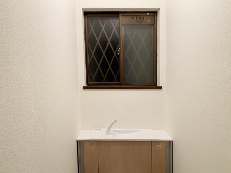 トイレリフォーム完成　両サイドに収納が付きました｜滋賀でリフォームするなら匠工房