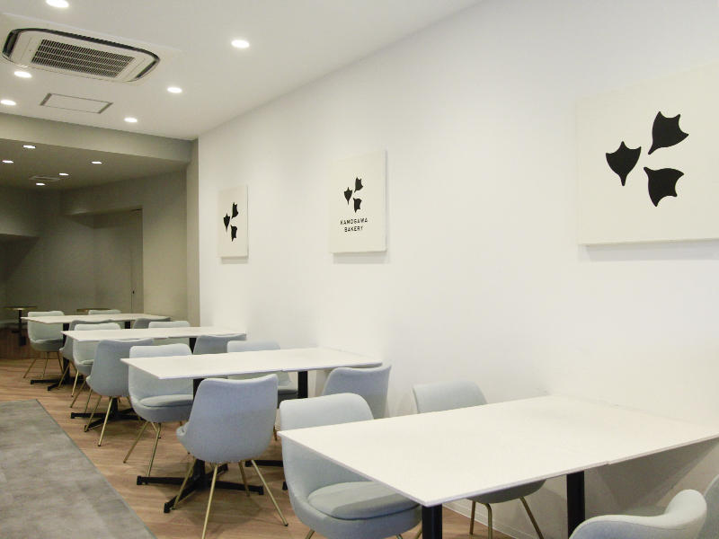 KAMOGAWA BAKERY 膳所駅前店様ベーカリー 駅前という立地を活かして、待ち合わせでも使用できるように客席を多く設置しました|滋賀や京都で店舗リフォームなら匠工房