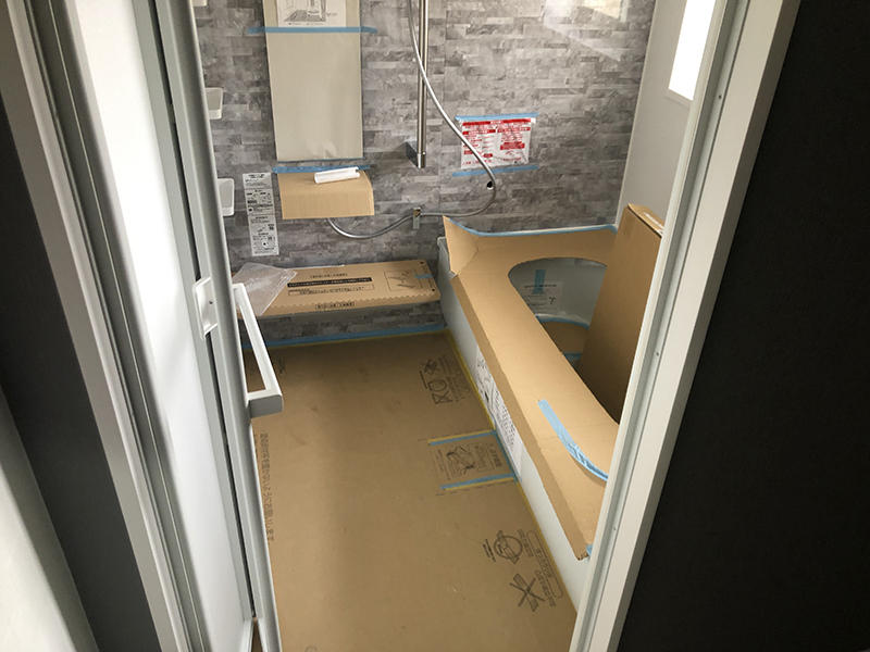 お風呂リフォーム施工中　システムバスを組立｜滋賀でリフォームするなら匠工房