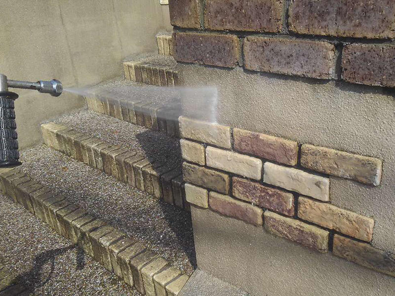 外壁塗装リフォーム施工中　擁壁　高圧洗浄｜滋賀でリフォームするなら匠工房