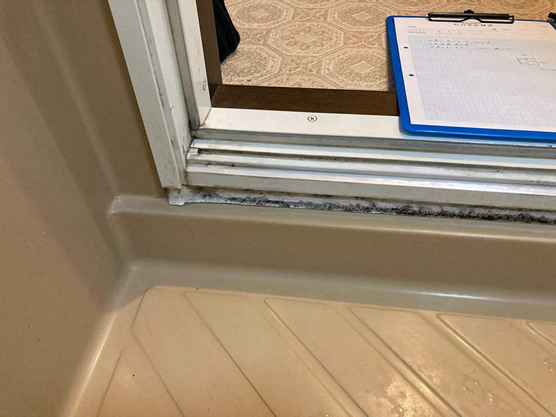 お風呂リフォーム施工前 浴室段差|滋賀でリフォームするなら匠工房